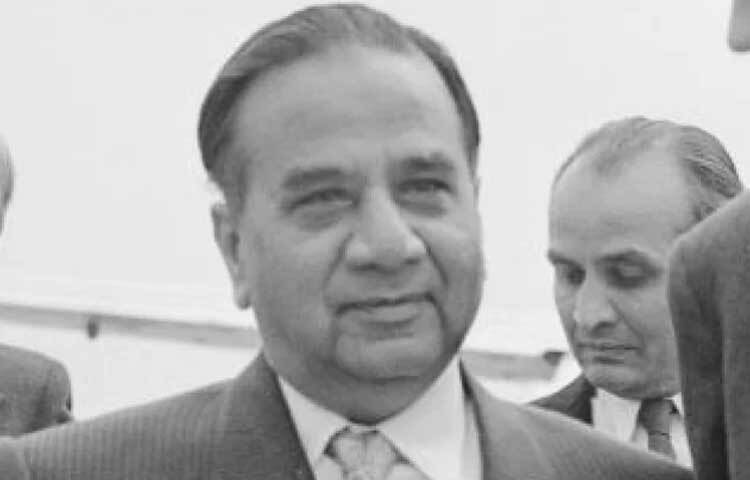 সোহরাওয়ার্দী স্বাস্থ্যগত কারণে ১৯৬৩ সালে দেশের বাইরে যান এবং লেবাননের রাজধানী বৈরুতে অবস্থানকালে ১৯৬৩ সালের ৫ ডিসেম্বর মৃত্যুবরণ করেন।