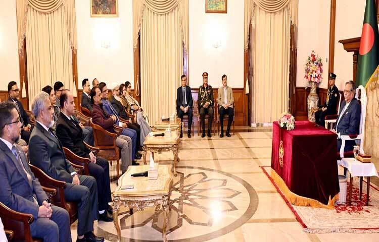 রাষ্ট্রপতি মো. সাহাবুদ্দিনের সাথে বঙ্গভবনে হাইকোর্ট বিভাগের নবনিযুক্ত বিচারপতিরা সাক্ষাৎ করেন। ছবি: পিআইডি