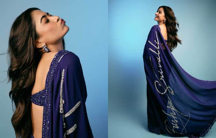 পুষ্পা-শ্রীভাল্লি লেখা পার্পেল রঙের শাড়িতে আবেদন ছড়াচ্ছেন অভিনেত্রী।