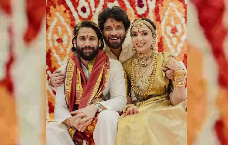 নবদম্পতির সঙ্গে ক্যামেরাবন্দি হয়েছেন নাগা চৈতন্যের বাবা নাগার্জুন।