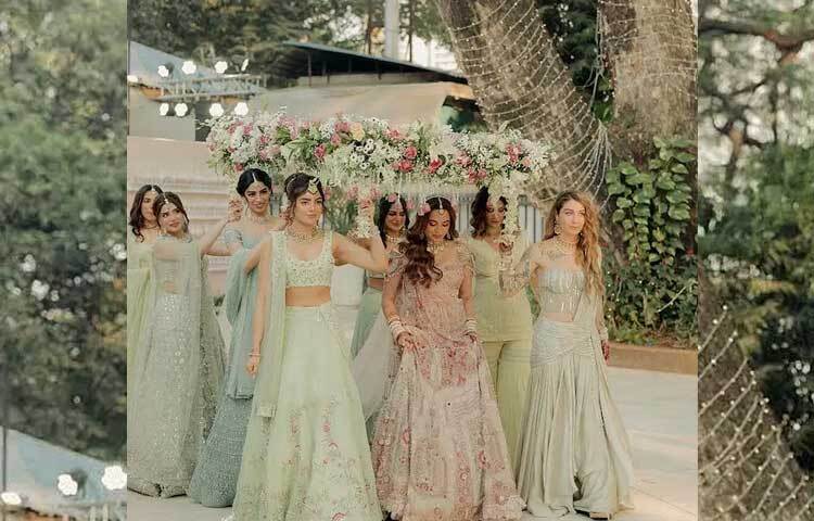 মাথার ওপর ফুলের চৌকি ধরে কনেকে বিয়ের মঞ্চে নেওয়া হচ্ছে।