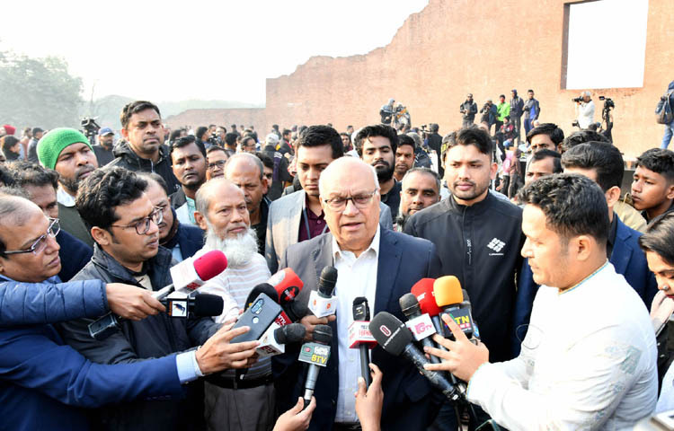 শহীদ বুদ্ধিজীবী দিবস উপলক্ষে মুক্তিযুদ্ধ বিষয়ক উপদেষ্টা ফারুক ই আজম, বীর প্রতীক আজ রায়েরবাজার বধ্যভূমিতে পুষ্পস্তবক অর্পণ শেষে সাংবাদিকদের ব্রিফ করেন। ছবি: পিআইডি