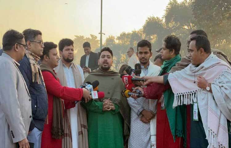 মহান বিজয় দিবসে সাভারের জাতীয় স্মৃতিসৌধে পুষ্পস্তবক অর্পণ শেষে সাংবাদিকদের ব্রিফিংকালে দেশবাসীকে বিজয়ের শুভেচ্ছা জানান তথ্য ও সম্প্রচার উপদেষ্টা মো. নাহিদ ইসলাম। ছবি: পিআইডি