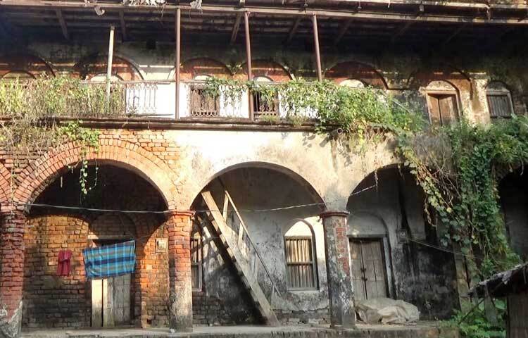 পুরোনো ও জরাজীর্ণ হয়ে পড়েছে বাড়িটি।