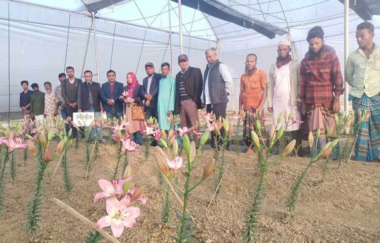 ফুল দেখতে আসা বিশ্ববিদ্যালয় শিক্ষার্থী প্রিয়ন্তী এবং নবম শ্রেণির শিক্ষার্থী আলমগীর বলেন, ‘এর আগে এমন ফুল কোথাও দেখিনি। এ ফুল আগে আমরা টিভিতে দেখেছি। এখন বাস্তবে দেখলাম। খুবই ভালো লেগেছে। আমাদের গ্রামে এত সুন্দর বিদেশি ফুল হবে, এটা ভাবতেও ভালো লাগছে।’