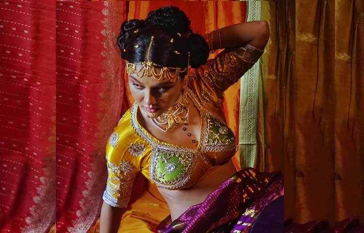 নেটিজেনদের একজন মন্তব্য করেছেন, শীতের দিনে এমন সাজ, ঠান্ডা লাগে না? আরেক নেটিজেনের মন্তব্য, বেশি সাহসী রূপে ধরা দিয়েছেন। শাড়ি, ব্লাউজটা সুন্দর- তবে বেশি খোলামেলা না হলেও পারতেন।