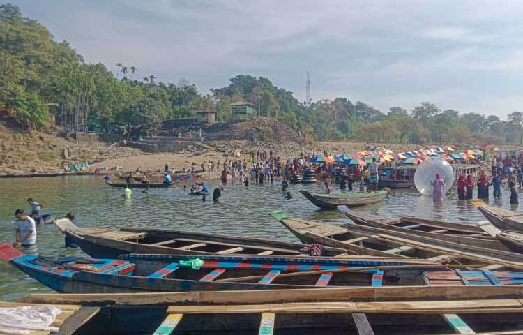 কিন্তু চরম অব্যবস্থাপনা, অনিয়ম, নিরাপত্তাহীনতা ও কর্তৃপক্ষের উদাসীনতার কারণে জাফলংয়ের আসল রূপ দেখতে পারছেন না পর্যটকরা।