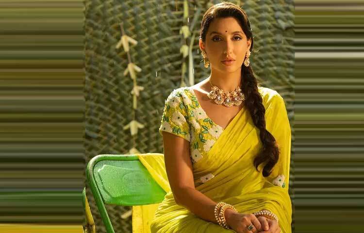 হলুদ শাড়ির সঙ্গে হলুদ-সবুজ কাজ করা ব্লাউজ আর বেণির লুকে স্নিগ্ধ লাগছে অভিনেত্রীকে।