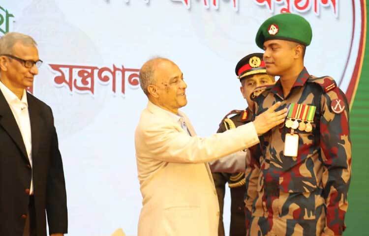 ঢাকায় পিলখানায় বর্ডার গার্ড বাংলাদেশেন সীমান্ত সম্মেলন কেন্দ্রে বিজিবি দিবস ২০২৪ উপলক্ষ্যে আয়োজিত পদক প্রদান অনুষ্ঠানে কৃতি বিজিবি সদস্যদের পদক প্রদান করেন স্বরাষ্ট্র উপদেষ্টা লেফটেন্যান্ট জেনারেল মো. জাহাঙ্গীর আলম চৌধুরী (অব.)। ছবি: পিআইডি