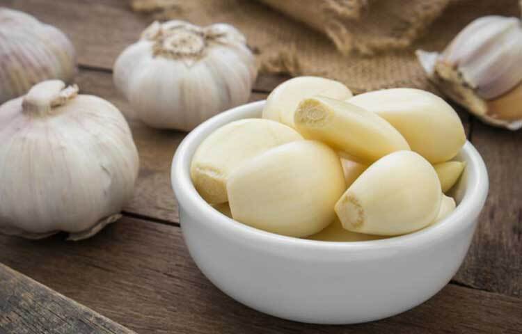 ওজন কমাতে সকালে একদম খালি পেটে ২-৩টা রসুনের কোয়া কুচি করে পানি দিয়ে গিলে নিন।