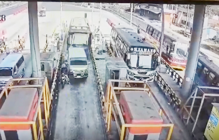 ঢাকা-মাওয়া এক্সপ্রেসওয়ের ধলেশ্বরী টোল প্লাজায় দাঁড়িয়ে থাকা মোটরসাইকেল, প্রাইভেটকার ও মাইক্রোবাসে বেপরোয়া গতির বাসের ধাক্কায় পাঁচজন নিহত হয়েছেন। আহত হয়েছেন আরও ১০ জন। আজ বেলা ১১টার দিকে ভয়াবহ এ দুর্ঘটনা ঘটে। ছবি: সিসি টিভি ফুটেজ থেকে