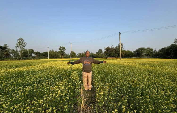 প্রিয় কিছু মুহূর্তকে ক্যামেরাবন্দী করতে ব্যস্ত তিনি।