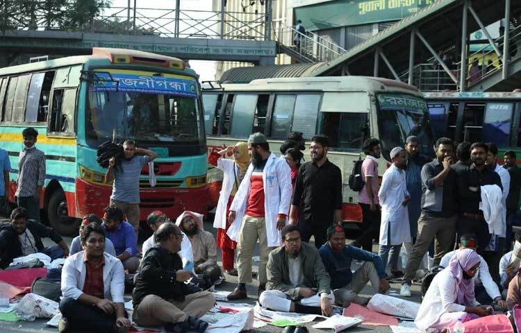 অবরোধের ফলে সায়েন্সল্যাব থেকে শাহবাগ, ফার্মগেট থেকে শাহবাগ, মৎসভবন থেকে শাহবাগ এবং ঢাকা বিশ্ববিদ্যালয় থেকে শাহবাগ অভিমুখী যানচলাচল বন্ধ রয়েছে। বেশিরভাগ গাড়িই শাহবাগ মোড়ের কাছাকাছি পর্যন্ত এসে ফিরে যাচ্ছেন।