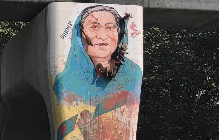 শিক্ষার্থীরা নিজ থেকে জুতা নিক্ষেপ করতে থাকে।