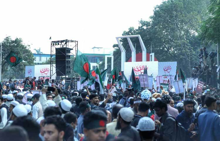 ঢাকার বাইরে থেকে আসা বিপ্লবীরা সকাল থেকে শহীদ মিনার ও আশপাশে অবস্থান করতে দেখা গেছে।