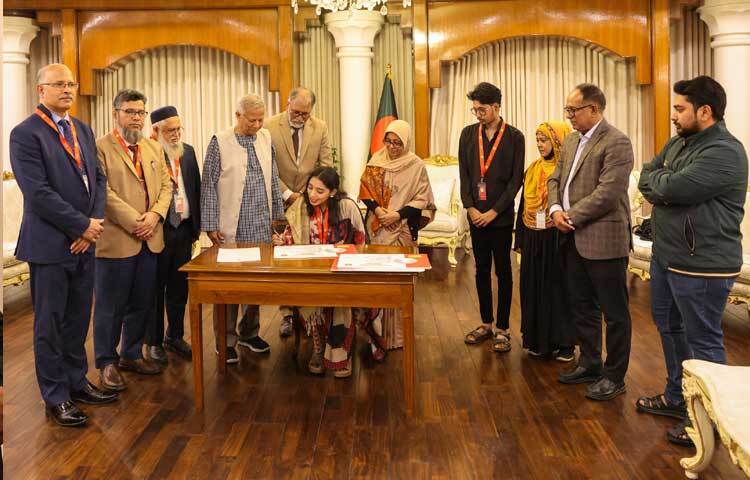 ১৫ জুলাই ঢাকা বিশ্ববিদ্যালয় এলাকায় নারী শিক্ষার্থীদের উপর নিষিদ্ধ ঘোষিত ছাত্রলীগের হামলায় গুরুতর আহত ইসরাত বর্তমানে বিএসএমএমইউতে চিকিৎসাধীন আছেন।