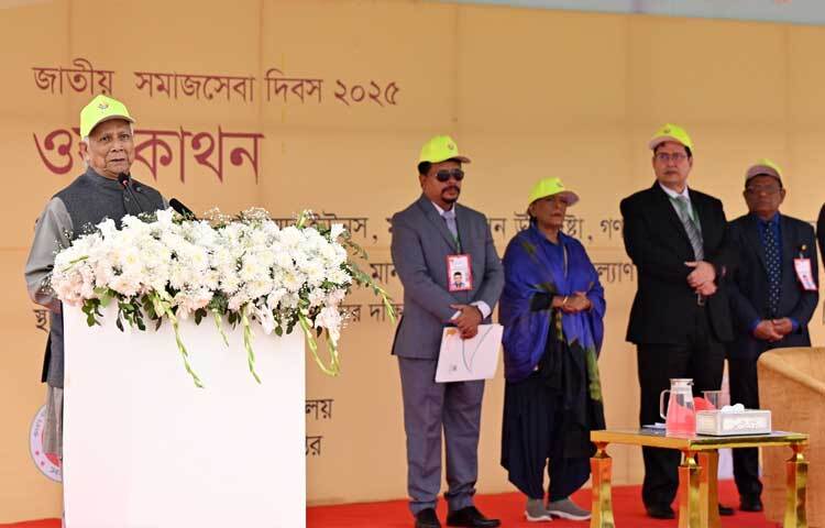 প্রধান উপদেষ্টা আরও বলেন, সরকারের শক্তির থেকেও মানুষের শক্তি বেশি। দেশকে এগিয়ে নিতে সরকারের ওপর শতভাগ নির্ভরশীল না হয়ে ব্যক্তিপর্যায়ে সবাইকে এগিয়ে আসার আহ্বানও জানান তিনি।