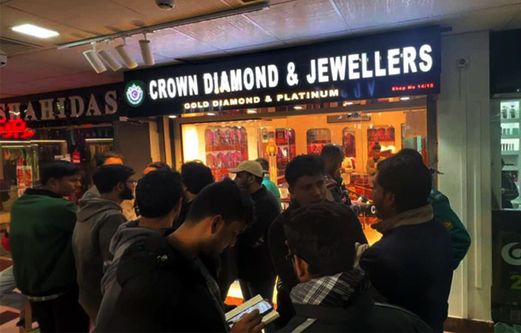 দিনে-দুপুরে রাজধানীর ধানমন্ডিতে সীমান্ত স্কয়ার শপিং মলের একটি সোনার দোকানে চুরির ঘটনা ঘটেছে। আজ জুমার নামাজের সময় ‌‘ক্রাউন ডায়মন্ড অ্যান্ড জুয়েলার্স’ নামের দোকানে এ চুরি সংঘটিত হয়। ছবি: জাগো নিউজ