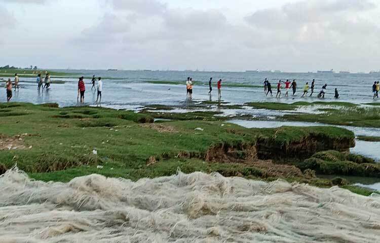 চট্টগ্রাম মেরিন ড্রাইভ সড়কের পাশে এই সমুদ্রসৈকত এখন সবার কাছেই প্রিয়। প্রবেশ গেট দিয়ে ঢুকতেই হাতের ডান পাশে ঝাউগাছ, পিচঢালা সড়কের দু’পাশে কৃত্রিম লেক আর হিমেল হাওয়া আপনাকে অন্যরকম প্রশান্তি এনে দিবে।