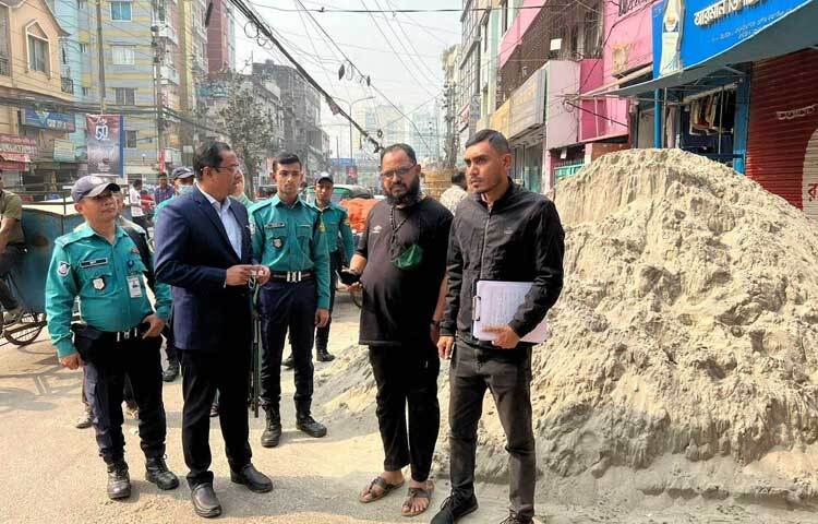 পলিথিন-বিরোধী অভিযানে একটি ভ্রাম্যমাণ আদালত তিনটি প্রতিষ্ঠান থেকে ৯ হাজার টাকা জরিমানা আদায় করেন এবং ২৯ কেজি নিষিদ্ধ পলিথিন জব্দ করেন। খোলা অবস্থায় নির্মাণসামগ্রী রাখার অপরাধে তিনটি ভ্রাম্যমাণ আদালত ৬টি প্রতিষ্ঠান থেকে ৩৫ হাজার টাকা জরিমানা আদায় করেন। এছাড়া সাভার উপজেলায় একটি চারকোল কারখানার কার্যক্রম বন্ধ করা হয়।