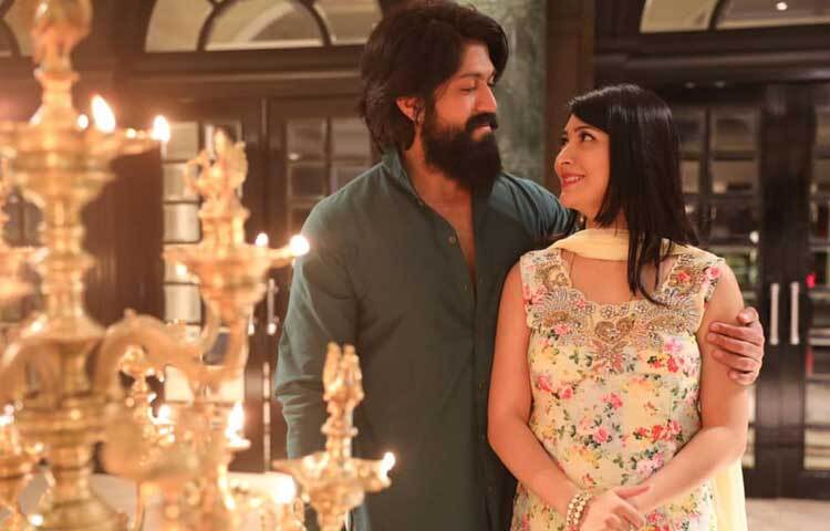 ব্যক্তিজীবনে ২০১৬ সালে প্রেমিকা রাধিকাকে বিয়ে করেন যশ।