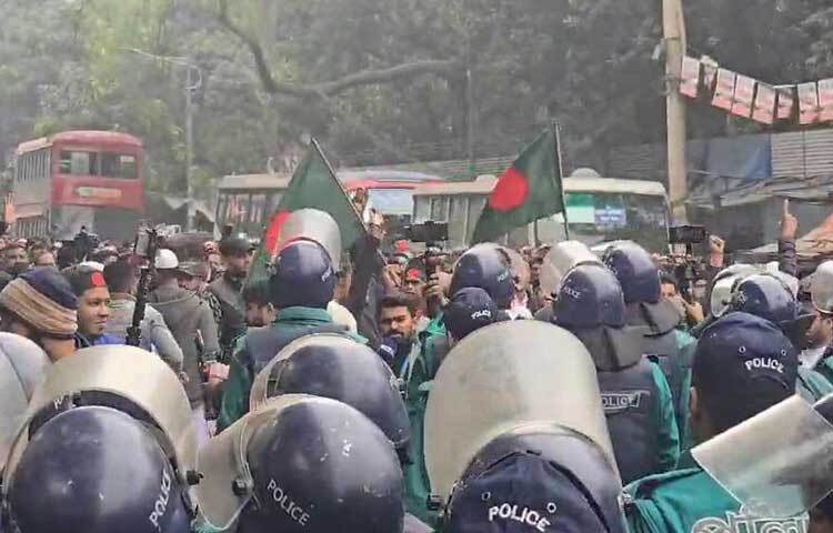 বর্তমানে তারা শাহবাগ থানা ও জাদুঘরের সামনে অবস্থান করছেন।