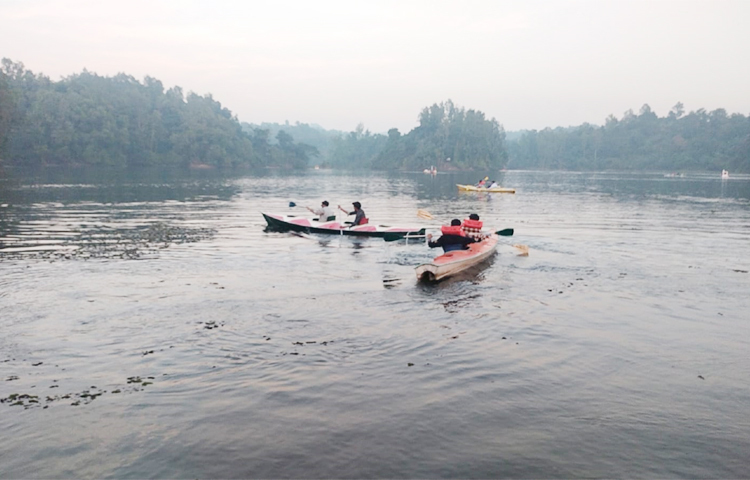বন্ধু-বান্ধব ও পরিবার-পরিজন নিয়ে কলকল ধ্বনিতে মুখর লেকে নৌভ্রমণ ভীষণ আনন্দদায়ক। চারপাশে পাহাড়ের বুক চিরে ছুটে চলা যে কোনো পর্যটককে মুগ্ধ করবে। গোধূলিলগ্নে সূর্য যখন অন্তিম নীলিমায় ডুবে যায়; তখন লেকের পরিবেশ মোহনীয় হয়ে ওঠে। ছবি: এম মাঈন উদ্দিন