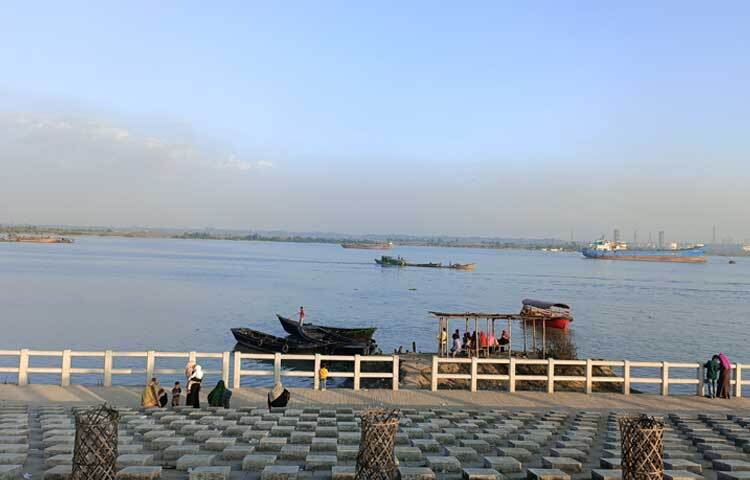 বেড়িবাঁধ দেখতে পতেঙ্গা সমুদ্রসৈকতের মতো হওয়ায় অনেক পর্যটকের কাছে এটি কল্পলোক আবাসিক বিচ নামেও পরিচিত।