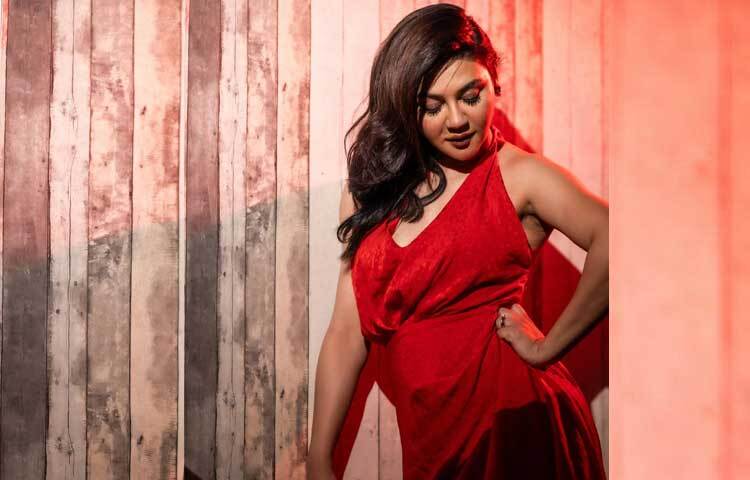 সম্প্রতি সামাজিক যোগাযোগমাধ্যমে আবেদনময়ী বেশকিছু ছবি শেয়ার করেছেন নায়িকা।