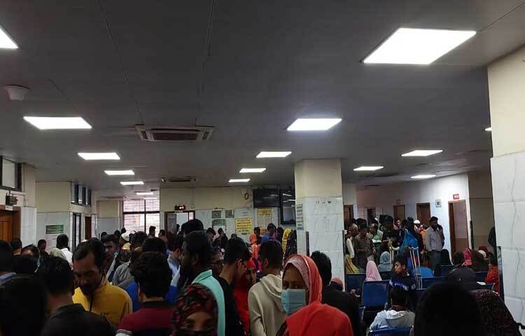 বহির্বিভাগে চিকিৎসা নিতে আসা রোগীদেরও ভোগান্তির শেষ নেই। হাসপাতালটির বহির্বিভাগে শত শত মানুষ। প্রবেশ করা বা হাঁটাও কঠিন।