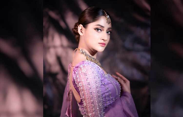 ল্যাভেন্ডার স্কুপ নেকের চোলি সহযোগে লেহেঙ্গার লুকে বেশ আবেদনময়ী লাগছে তাকে।