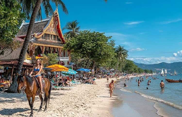 হানিমুন কাপলদের জন্য অন্যতম হুয়া হিন। অতীতে এই স্থান ছিল থাই রাজাদের গ্রীষ্মকালীন অবসর যাপনের স্থান। তাদের প্রাসাদগুলো আজও সেই স্মৃতি নিয়ে দাঁড়িয়ে আছে। হুয়া হিন দেখার সেরা সময় নভেম্বর থেকে ফেব্রুয়ারি।