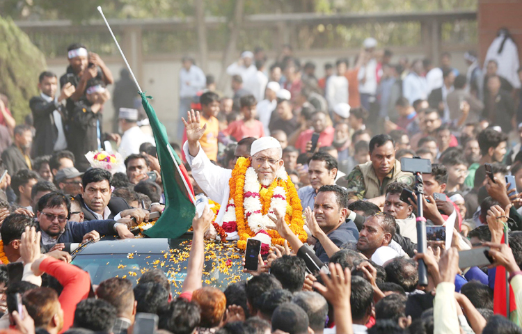 দীর্ঘ ১৭ বছর পর কারামুক্ত হোন সাবেক স্বরাষ্ট্র প্রতিমন্ত্রী লুৎফুজ্জামান বাবর। আজ দুপুর ১টা ৪৮ মিনিটে কেরানীগঞ্জ কেন্দ্রীয় কারাগার থেকে মুক্ত হন তিনি। ছবি: বিএনপি মিডিয়া সেল