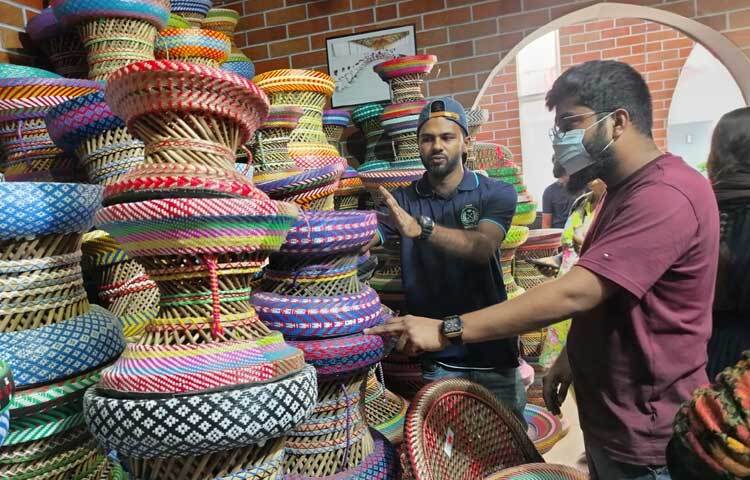 রয়েছে বেতের তৈরি মোড়া, প্লাস্টিকের মোড়া, কাঠের নৌকা, সুতি তোয়ালে, টি-শার্ট, পাঞ্জাবি, শার্ট, লুঙ্গি, পুঁথির কলমদানিসহ শতাধিক পণ্য।