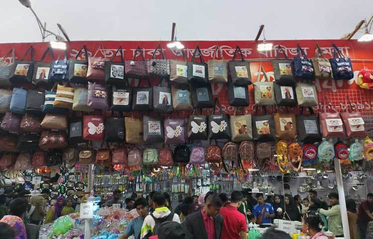 মেলায় পাওয়া যাচ্ছে বাহারি সব ব্যাগ।