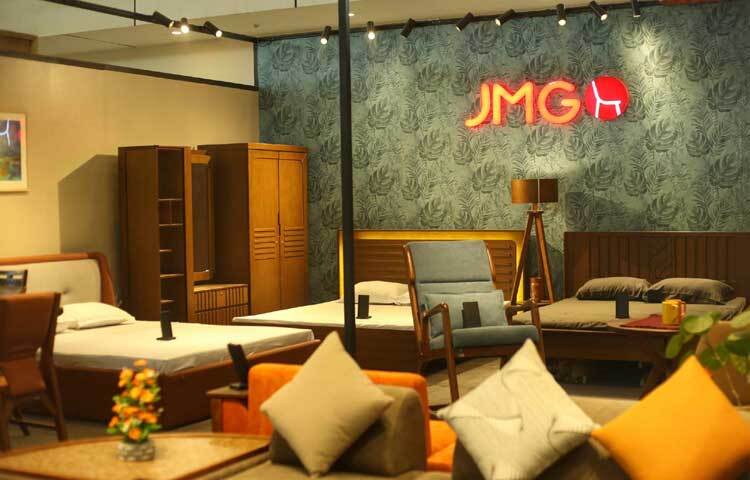 মেলায় মিলছে বাহারি রং এবং ডিজাইনের খাট, পালঙ্ক, টেবিল, চেয়ার, আলমারিসহ হরেক রকমের আসবাবপত্র।