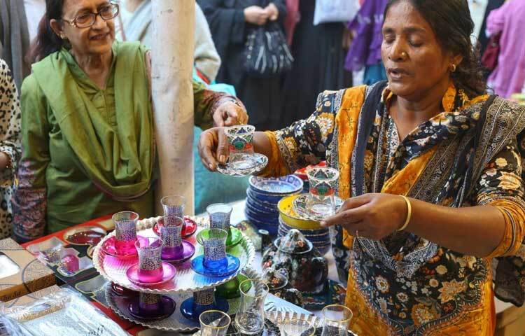 পছন্দের জিনিস কিনতে ও প্রিয়জন পরিবারসহ অনেকেই এসেছেন মেলায় ঘুরতে।