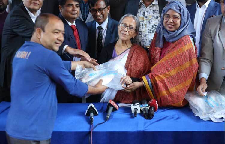 রাজধানীর বিএফডিসি ভবনের সামনে হ্রাসকৃত মূল্যে ইলিশ মাছ বিক্রির উদ্বোধনী অনুষ্ঠানে প্রধান অতিথির বক্তব্যে মৎস্য উপদেষ্টা এসব কথা বলেন।