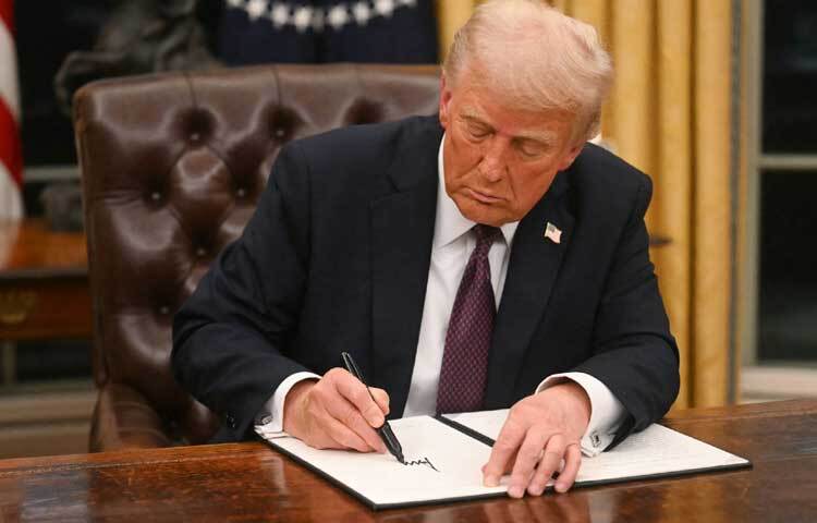 দ্বিতীয় মেয়াদে প্রেসিডেন্ট হিসেবে শপথ নেওয়ার পর ডোনাল্ড ট্রাম্প অনেকগুলো নির্বাহী আদেশে সই করেন।