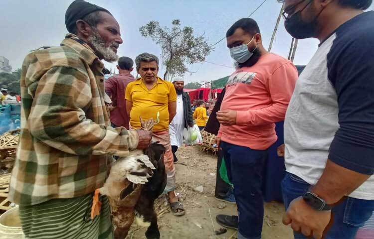বিক্রেতাদের হাঁকডাকে জমে উঠেছে বাজার।