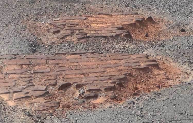 খানাখন্দের কারণে যান চলাচলে দেখা দিয়েছে ধীরগতি। বড় কোনো দুর্ঘটনা না ঘটলেও এ সড়কে দূরপাল্লার যাত্রী ও পণ্যবাহী গাড়ির দ্বিগুণ সময় লাগছে।