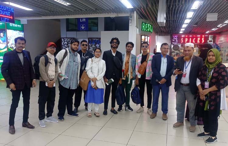 অন্তর্বর্তীকালীন সরকারের উদ্যোগে রাজধানীতে জাতীয় চক্ষু বিজ্ঞান ইনস্টিটিউট ও হাসপাতালে চিকিৎসাধীন জুলাই আন্দোলনে আহত সাত জনকে উন্নত চিকিৎসার জন্য আজ বাংলাদেশ বিমানের বিজি ০৫৮৪ ফ্লাইটযোগে সিঙ্গাপুর পাঠানো হয়। ছবি: পিআইডি