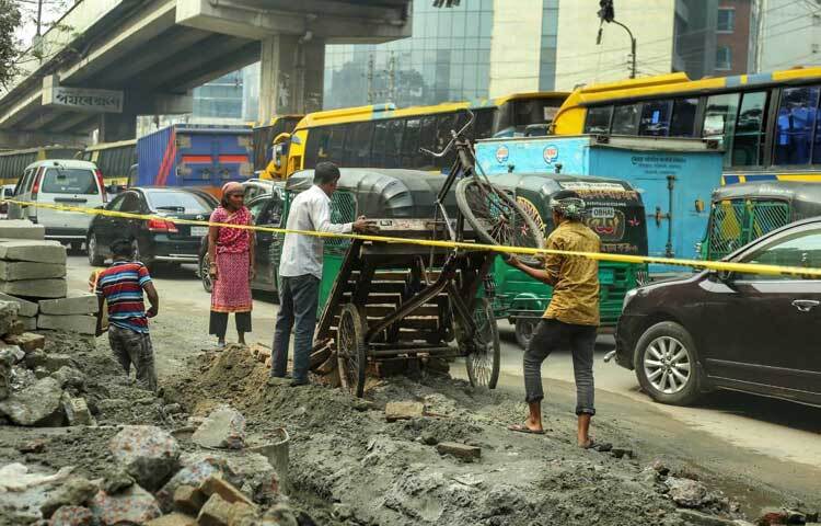 রাজধানীর ব্যস্ততম সড়ক কারওয়ানবাজার রেলক্রসিং থেকে সোনারগাঁও হোটেলের সামনে পর্যন্ত একদিকে চলছে রাস্তা খোঁড়াখুঁড়ি অন্যপাশে তিতাসের ভাড়া করা স্টাফ বাসের অবৈধ পার্কিং।