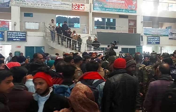 যাত্রীদের প্রশ্ন- রেল কর্তৃপক্ষ আগে থেকেই জানতো তাদের এই কর্মসূচির কথা, তাহলে টিকিট ছাড়লো কেন?