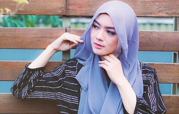 নিউইয়র্ক শহরে বেড়ে ওঠার সময়, স্কুলে হিজাব পরার কারণে অনেক বৈষম্যের সম্মুখীন হয়েছিলেন নাজমা। বিশেষ করে ২০০১ সালের ১১ সেপ্টেম্বর বা নাইন–ইলেভেনের পর এই ধরনের বৈষম্য মারাত্মক আকার ধারণ করেছিল।