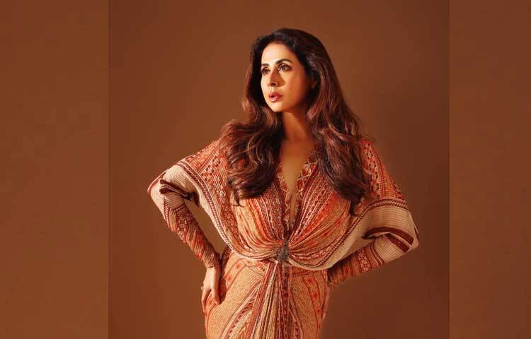 বলিউডে নায়িকা হিসেবে তার আত্মপ্রকাশ হয় ‘নরসিংহ’ ছবি দিয়ে।