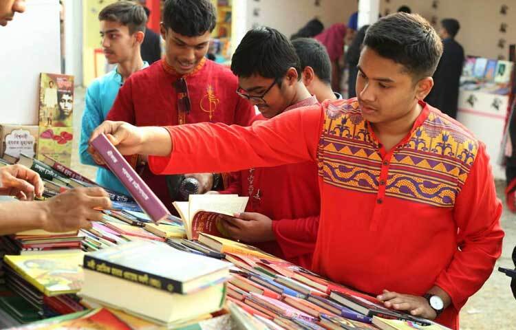 বিভিন্ন স্টলে ঘুরে ঘুরে বই দেখছেন তারা।