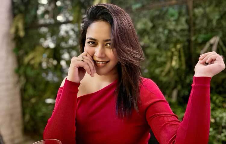 ওয়ান শোল্ডার রেড ড্রেস ও নো মেকাপ লুকে রহস্যময়ী ভাবনা।