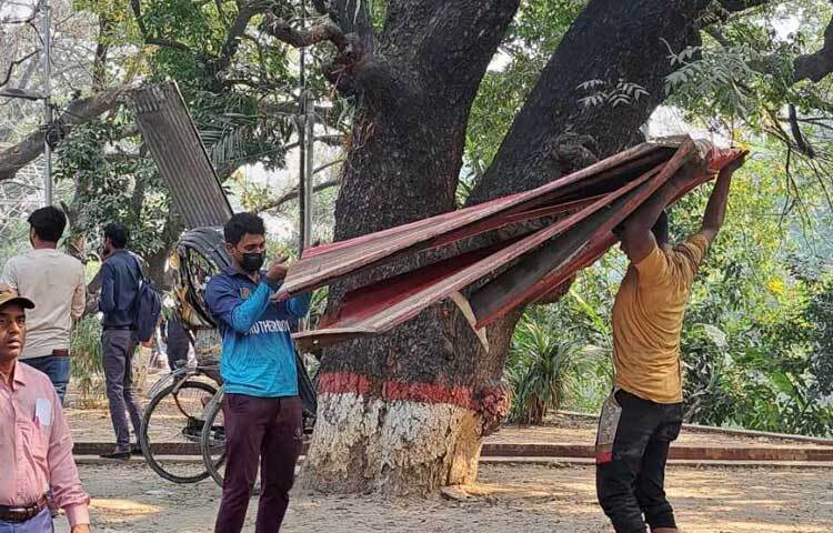 টিন নিয়ে যাচ্ছেন অনেকে।