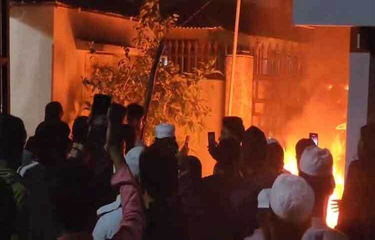 ছাত্র-জনতার ক্ষোভের শিকার হয়েছেন সাবেক রাষ্ট্রপতি আবদুল হামিদও। ভাঙা হয়েছে কিশোরগঞ্জে থাকা তার বাড়ি।